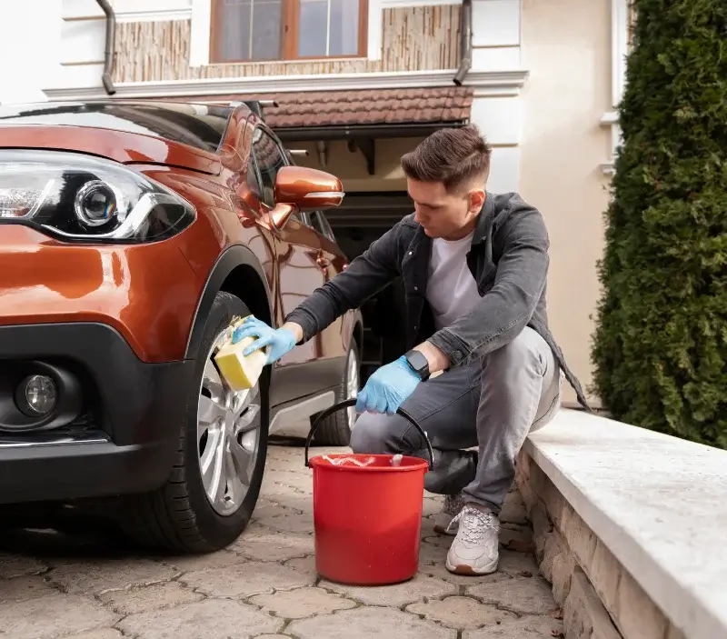 Lavage auto à domicile Haravilliers : professionnel intervenant sur un véhicule